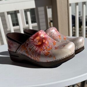 NWOT Dansko Professional Clog in Pink-Orange Floral Pattern-Sz 39-US 8.5-9